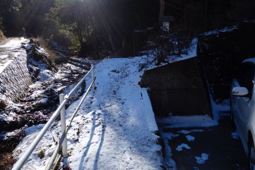 230129陣馬山登山口沢沿い