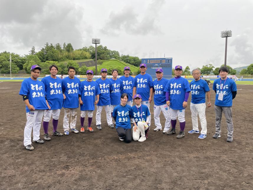 ともに生きる社会かながわ憲章Tシャツを着るフューチャードリームスの選手の写真