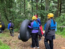 タイヤのチューブを持って移動