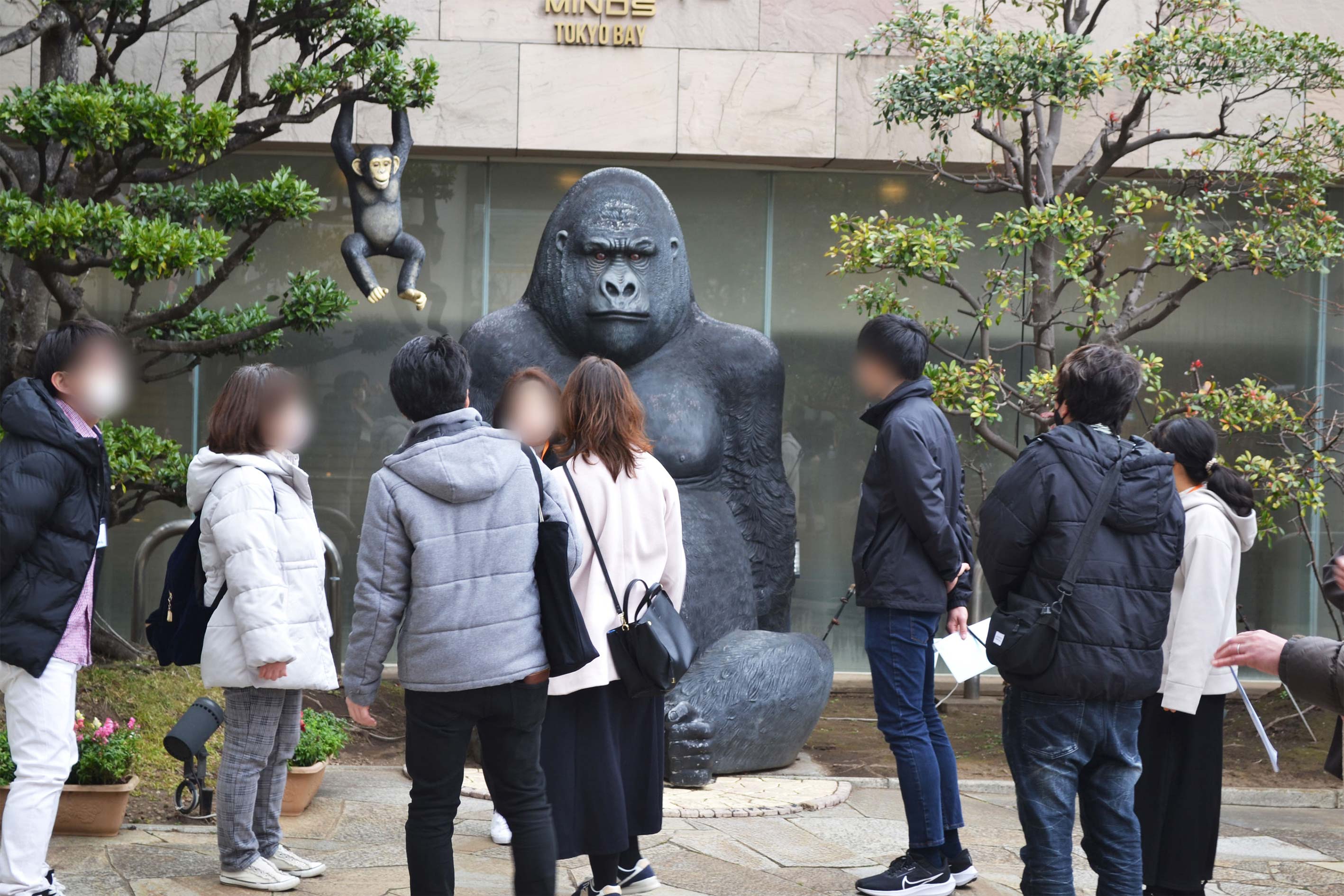 ゴリラのオブジェと見つめる参加者たち