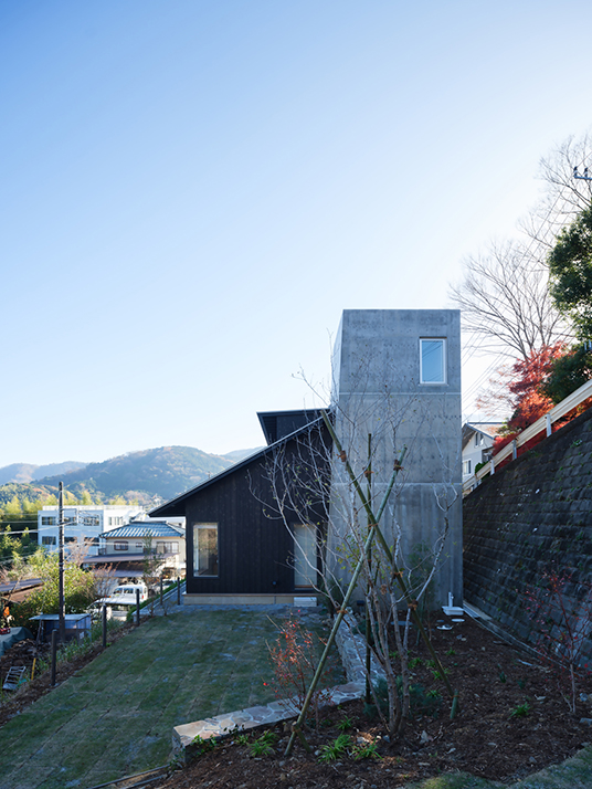 (サムネイル写真)湯河原の擁壁　建物全体