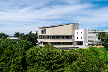 （サムネイル）慶應義塾高等学校　日吉協育棟　建物全体