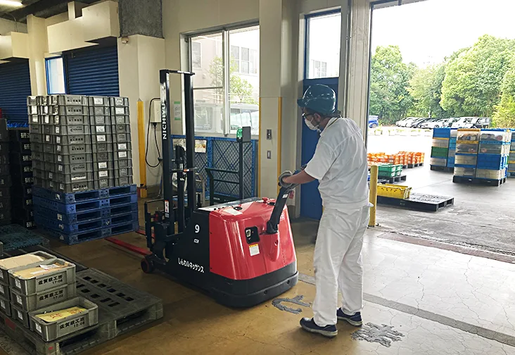 ハイリフトパワーパレットを使ってお仕事している写真