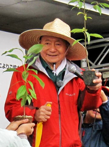 宮脇昭先生による植樹指導