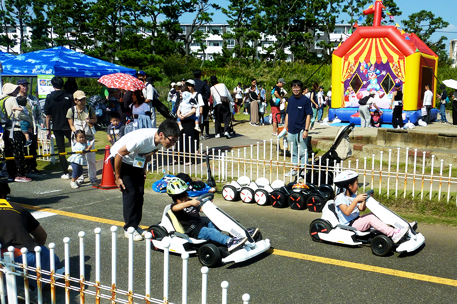 快晴の秋の一日、辻堂海浜公園で「インクルーシブ移動遊園地（ともいきゆうえんち）