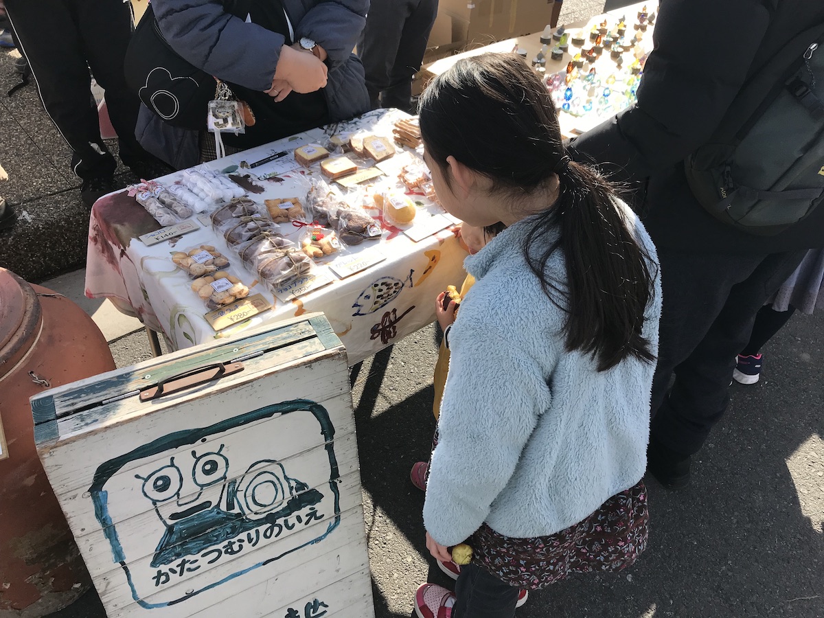 つぼ焼き芋を販売する様子の写真