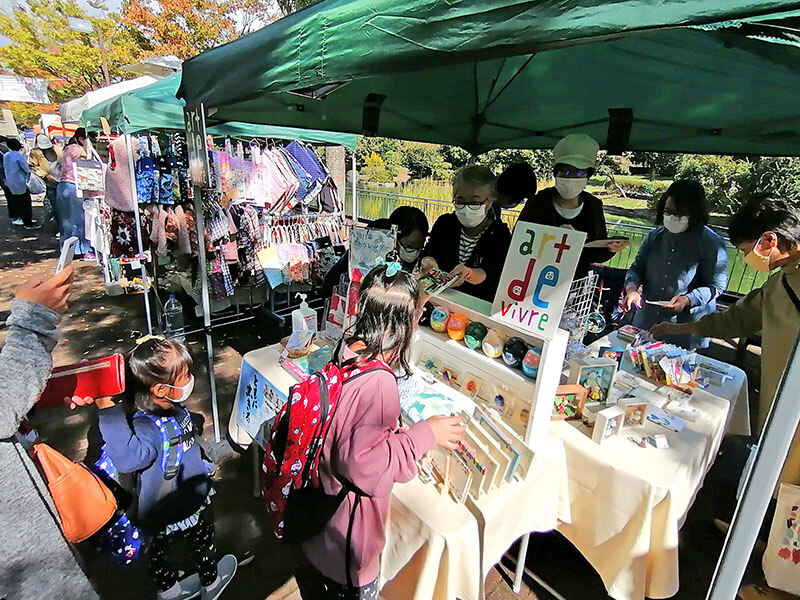 子どもから大人まで、多くの人が商品を購入していました