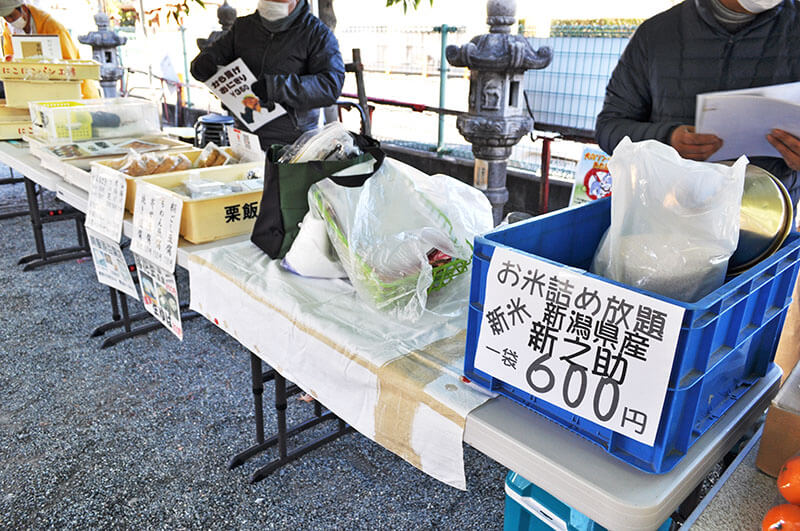 地元の商品が並ぶ会場の写真1