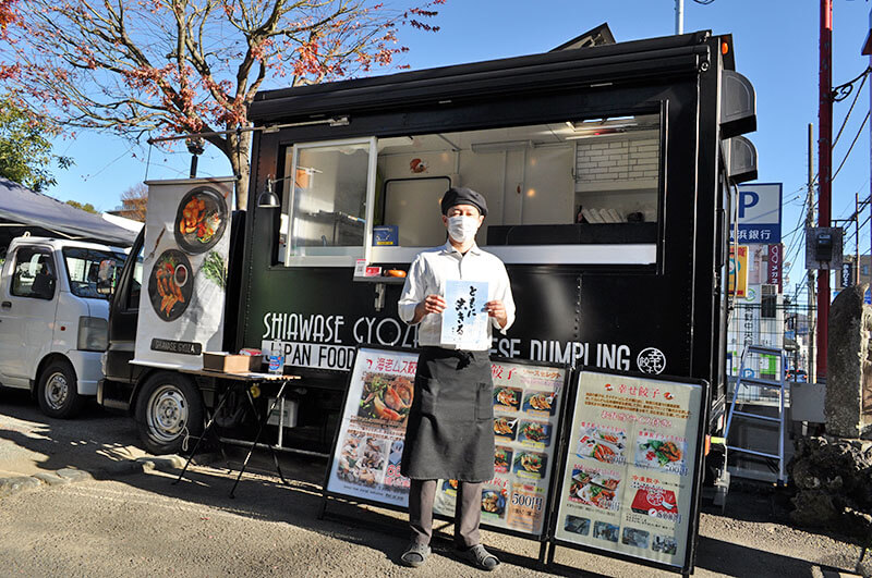 障がい者らが手掛けた餃子は高級感とお洒落感漂うキッチンカーで販売