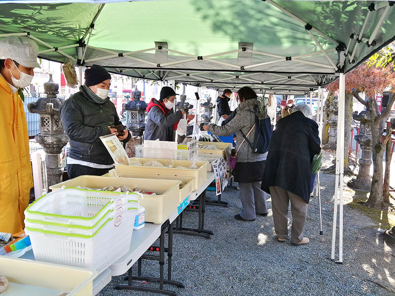 商店主との会話を楽しめるのも丹沢朝市の醍醐味