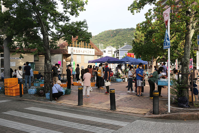 開店前から多くの市民が来場