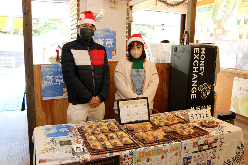 店内で商品を販売する出店者