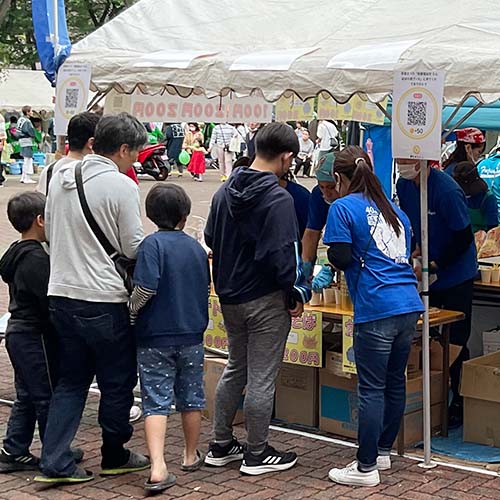 屋台で商品を販売する出店者