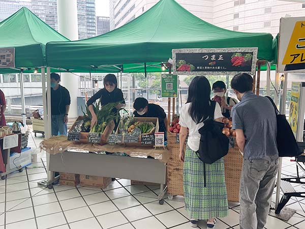 屋台で商品を販売する出店者