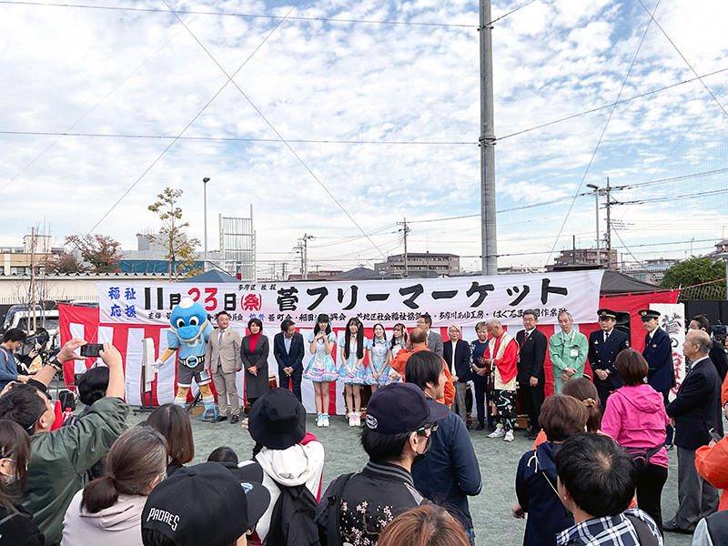 会場にはご当地アイドル、川崎純情小町☆や川崎フロンターレ・ふろん太くんも駆けつけた