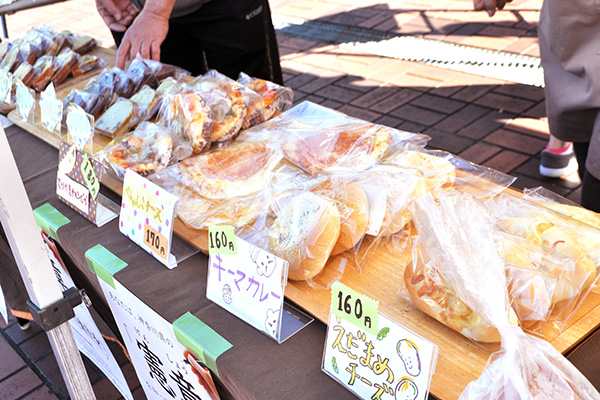 店頭に並ぶ手作りパンの数々