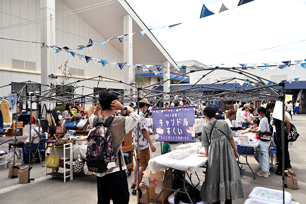 潮風を感じられる会場。多くの人が訪れた