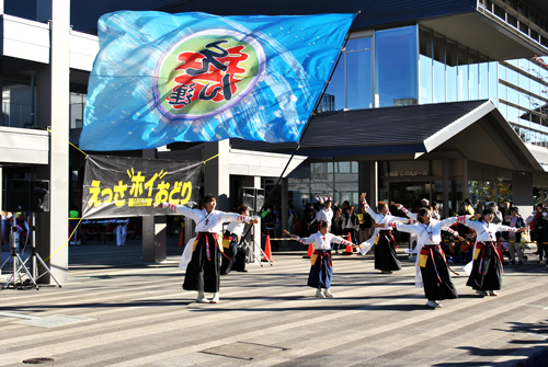 息が揃った踊りを見せてくれました