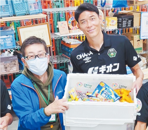 試合会場で集まった食材をNPO（左）に届けるSC相模原の瀬沼選手（右）