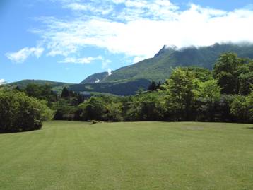 冠ヶ岳と大涌谷を見晴らすことができる、白百合台園地の広場の写真