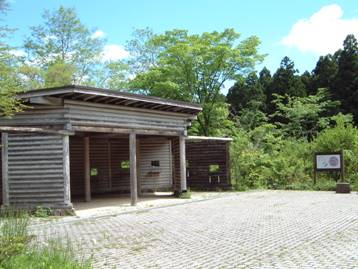 壁に開いた穴から野鳥を観察することができる観察小屋の写真