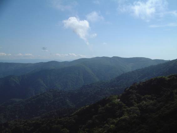 奥湯河原の山並みの遠景の写真